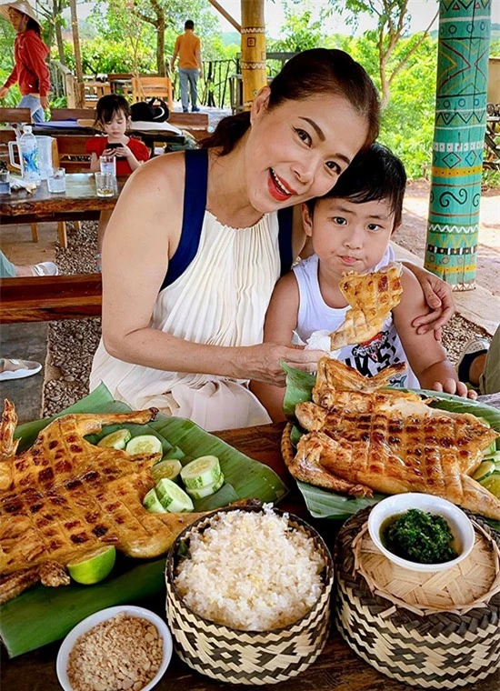 Mỹ Lệ và con trai thưởng thức món gà nướng nổi tiếng ở khu du lịch East Hill Phong Nha, Quảng Bình.