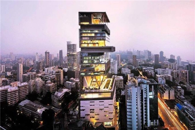 Căn biệt thự mang tên Antilia ở Mumbai của tỷ phú Ấn Độ Mukesh Ambani được định giá 1 tỷ USD ở thời điểm xây dựng cách đây gần chục năm. Tòa nhà Antilia cao 27 tầng, có 6 tầng hầm và cả sân trực thăng.