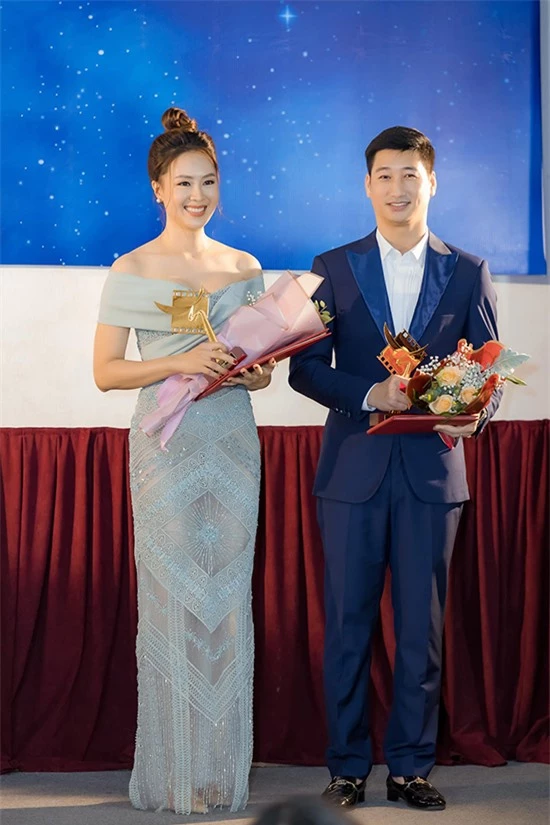 Tháng 5/2020, Hồng Diễm đoạt giải Cánh diều vàng cho hạng mục Nữ diễn viên xuất sắc với vai Khuê trong Hoa hồng trên ngực trái. Ngọc Quỳnh, bạn diễn của cô trong phim này, cũng giành giải Nam diễn viên xuất sắc.