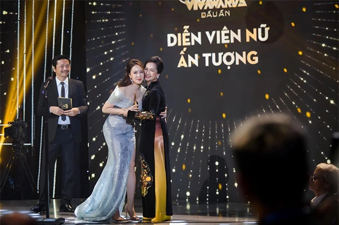 Mới đây, vai Khuê tiếp tục giúp Hồng Diễm giành vinh quang khi được xướng tên ở hạng mục Nữ diễn viên ấn tượng của VTV Awards 2020. Cô vượt qua Phương Oanh, Lã Thanh Huyền, Diễm My 9X và Quỳnh Kool để nhận giải thưởng này.