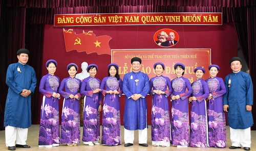 Thừa Thiên Huế: Cán bộ Sở VH&TT mặc áo dài truyền thống Chào cờ hàng tháng