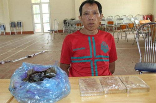 Lào Cai: Bắt đối tượng vận chuyển 3 bánh heroin cùng 800g thuốc phiện