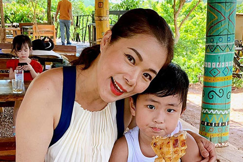 Mỹ Lệ đưa con trai hơn 3 tuổi về thăm quê