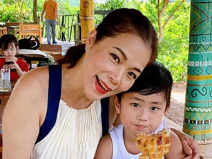 Mỹ Lệ đưa con trai hơn 3 tuổi về thăm quê