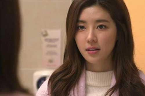 Vội bắt chuyến xe cuối ngày về quê vì hay tin bố chồng nhập viện, tôi "chết điếng" khi thấy cọc tiền trên bàn và câu nói của chồng