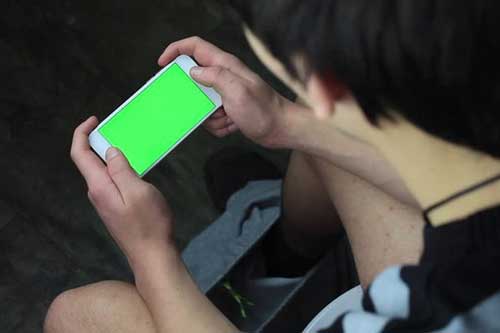 Những tác hại của việc dùng điện thoại khi đi vệ sinh