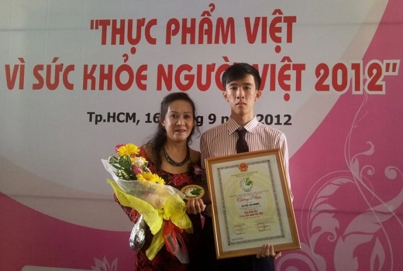 Nữ doanh nhân Nguyễn Thị Huệ, chủ Danh trà Làn Hương Văn Hương và con trai (thế hệ kế nghiệp thứ 3) vui mừng đón nhận chứng nhận “Thực phẩm Việt vì sức khoẻ người Việt”.
