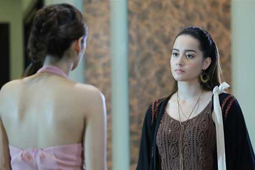 Về nhà thấy chiếc váy mới của mình bị cắt nát rồi ném trong sọt rác, tôi tức tốc mở camera và phẫn nộ tột cùng