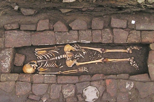 Bí ẩn: Người phụ nữ sinh con trong quan tài sau khi đã chết