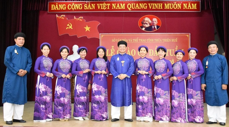 Cán bộ, công chức nam, nữ của Sở Văn hóa và Thể thao tỉnh Thừa Thiên Huế trong trang phục Áo dài truyền thống tại Lễ Chào cờ tập trung tháng 9/2020.
