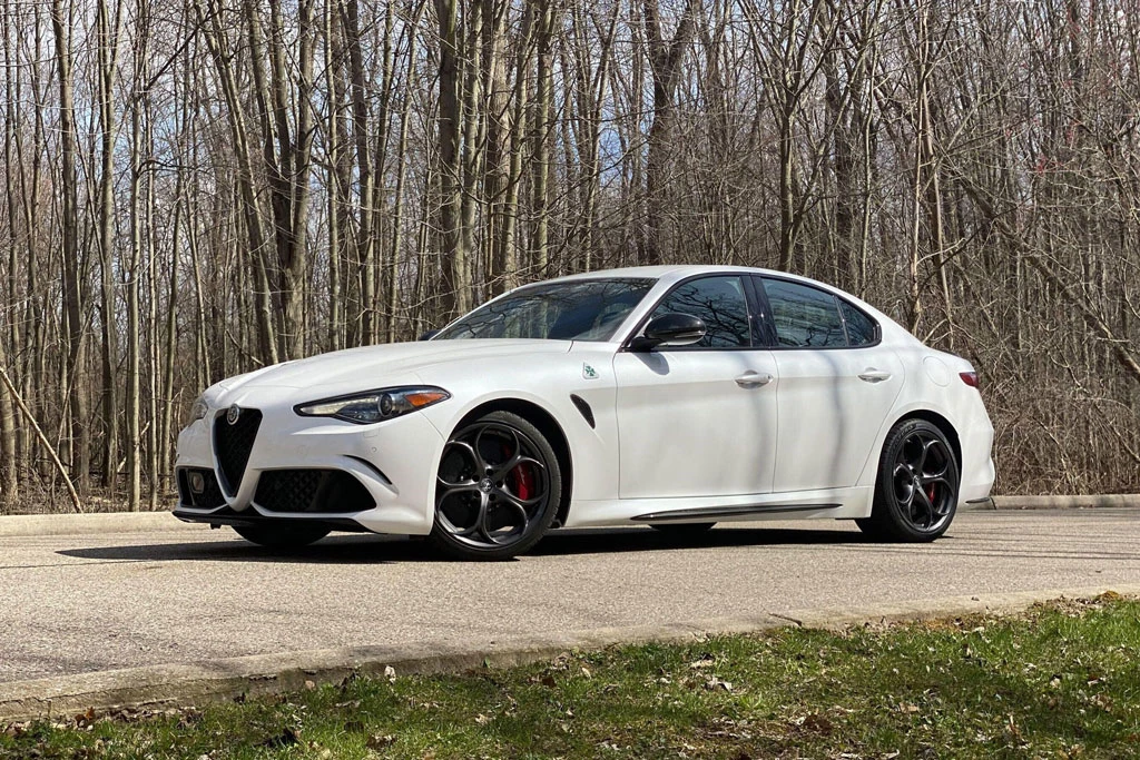 10. Alfa Romeo Giulia Quadrifoglio (thời gian tăng tốc từ 0-100 km/h: 4 giây, vận tốc tối đa: 307 km/h).