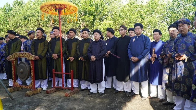 Lãnh đạo tỉnh Thừa Thiên Huế mặc Áo dài ngũ thân tại Lễ tri ân Vũ Vương Nguyễn Phúc Khoát, người có công định chế lại y phục Áo dài Việt Nam.