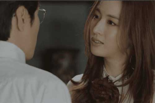 Ăn mặc, trang điểm lộng lẫy đi cùng trai đẹp đến tòa trong ngày ly hôn, chồng ngay lập tức rũ bỏ nhân tình để quay về với tôi