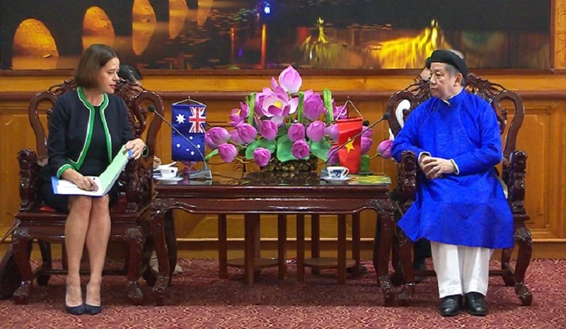 Chủ tịch UBND tỉnh Thừa Thiên Huế Phan Ngọc Thọ mặc Áo dài truyền thống đã tiếp bà Robyn Mudie, Đại sứ Australia tại Việt Nam.
