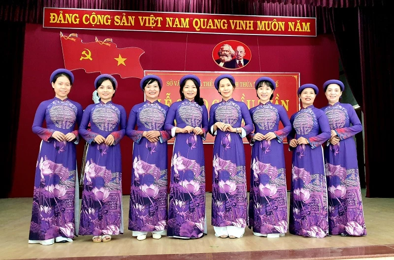 Trang phục Áo dài truyền thống của nữ cán bộ Sở Văn hóa và Thể thao tỉnh Thừa Thiên Huế.