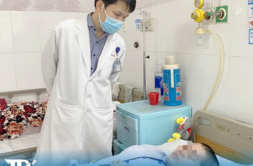 Nữ sinh có hộp sọ gửi ngân hàng mong sớm được đến trường