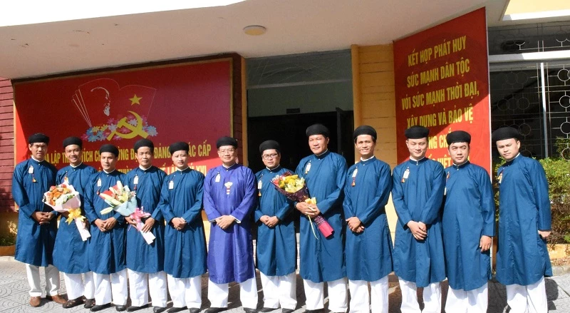 Trang phục Áo dài ngũ thân của nam cán bộ Sở Văn hóa và Thể thao tỉnh Thừa Thiên Huế.