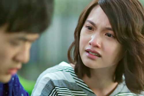 Ra khỏi tòa, chồng phóng thẳng về nhà, lục tung quần áo của con như tìm vật báu, đến khi nhìn thấy vật anh lấy ra, tôi cay đắng đến sững sờ