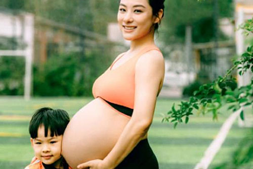 Mỹ nhân phim 'Nữ quyền' bế bầu tập yoga