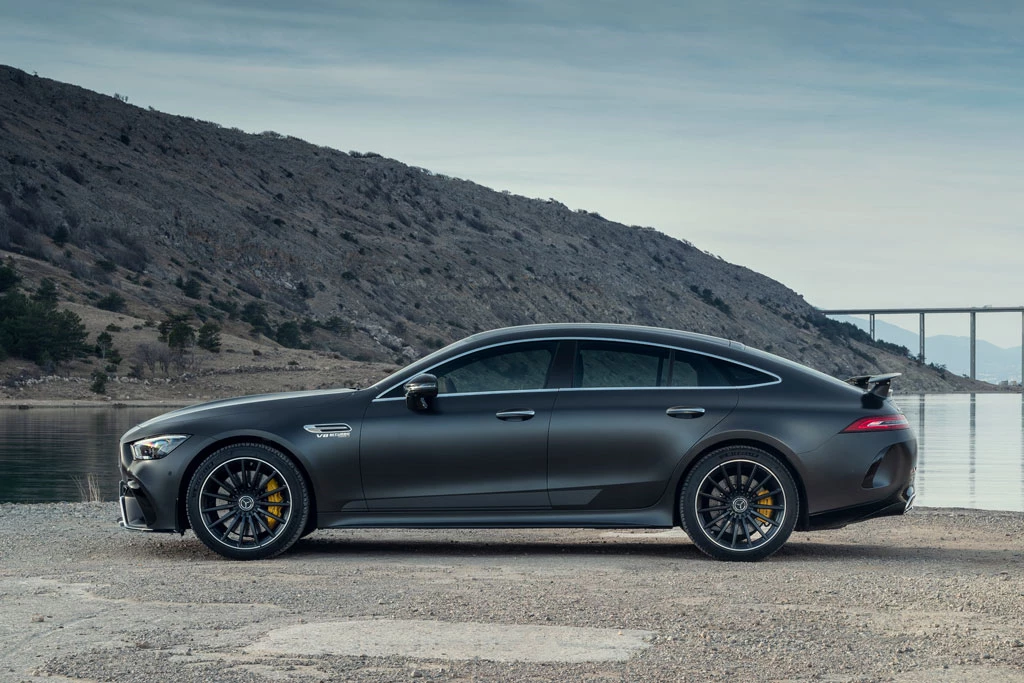 9. Mercedes-AMG GT 63 S 4Matic (thời gian tăng tốc từ 0-100 km/h: 3,2 giây, vận tốc tối đa: 315 km/h).