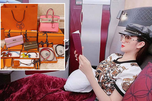 Học trò Phạm Hương sống xa hoa sau khi bỏ showbiz