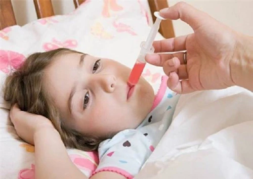 Mỗi khi trẻ sốt, cha mẹ hãy bình tĩnh bởi sốt là phản ứng bảo vệ của cơ thể trước các tác nhân gây bệnh. Ảnh minh họa