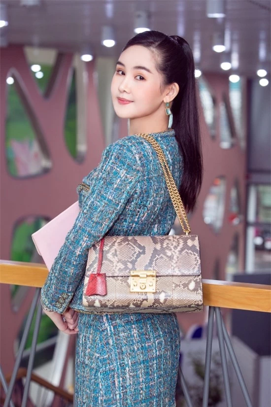 Để tránh đơn điệu, hoa hậu gốc Tiền Giang kết hợp thêm túi xách họa tiết da báo thời thượng.