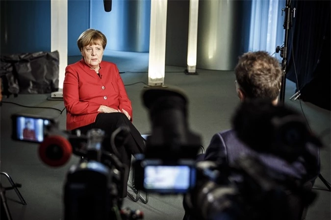 Phim tài liệu Angela Merkel - Điều bất ngờ khắc họa chân dung Thủ tướng Đức Angela Merkel từ một nhà vật lý học Đông Đức trở thành một trong những phụ nữ quyền lực nhất thế giới. Phim tập trung vào giai đoạn hoạt động chính trị của bà Merkel từ năm 1989 tới nay, có đề cập tới cuộc khủng hoảng tị nạn ở Đức.