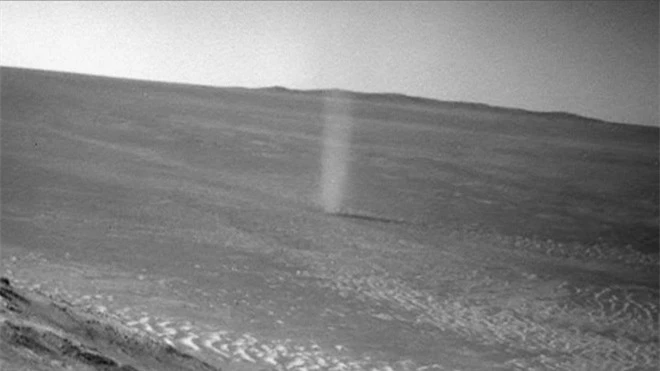 Xe tự hành của NASA ghi lại được cảnh quỷ bụi khổng lồ di chuyển trên bề mặt Hỏa tinh - Ảnh 2.