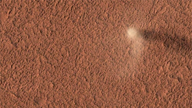 Xe tự hành của NASA ghi lại được cảnh quỷ bụi khổng lồ di chuyển trên bề mặt Hỏa tinh - Ảnh 4.