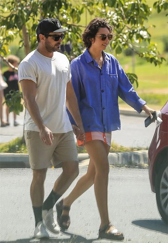 Zac Efron và bạn gái mới Vanessa Valladares tay trong tay đi dạo ở vịnh Byron cuối tuần qua.