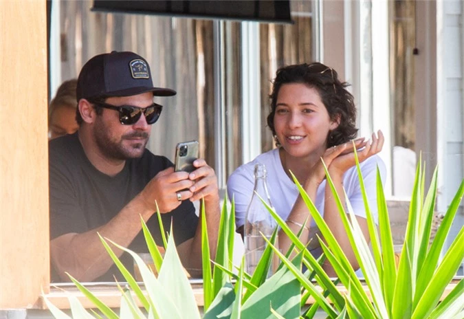 Ngày 5/9, Zac Efron và Vanessa được trông thấy bên nhau tại quán cafe ở Lennox Head, New South Wales. Nam diễn viên không che giấu niềm hạnh phúc khi hẹn hò trở lại sau một thời gian dài độc thân.