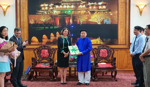 Hình ảnh cán bộ, lãnh đạo Huế mặc Áo dài truyền thống