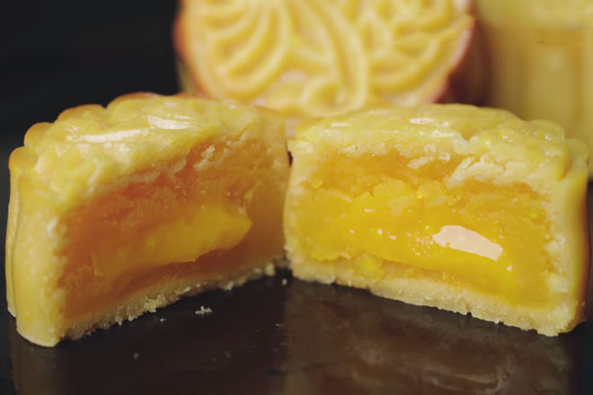 Hướng dẫn làm bánh Trung thu Lava nhân trứng muối tan chảy ngon như ngoài hàng