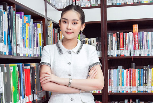 Thời trang làm giảng viên của hoa hậu Ngân Anh