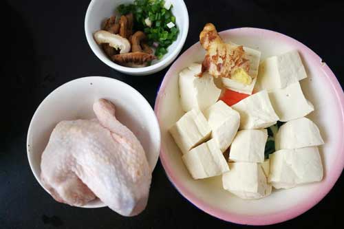 Dùng 1 miếng đùi gà và bìa đậu phụ nấu món canh thơm ngon nức mũi cho cả nhà