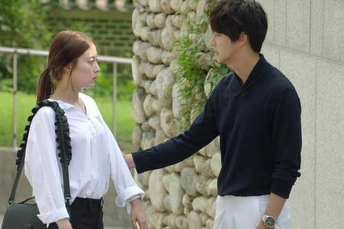 Nhìn cô nhân viên đang cười đùa với khách mà tôi sững sờ nhưng câu nói của cậu bạn đi cùng mới khiến tôi "chết đứng"