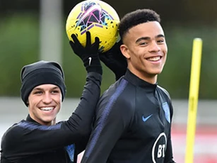 M.U và Man City "muối mặt" nhận lại Greenwood cùng Foden