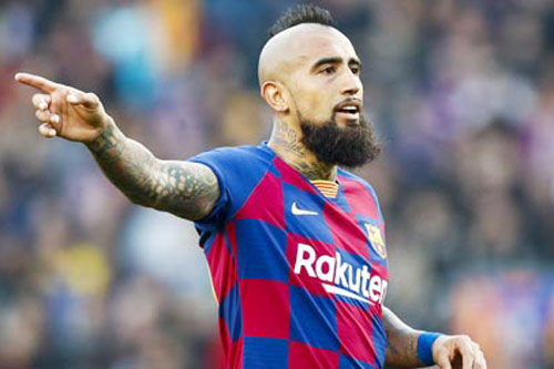 Barca hết rắc rối với Messi lại tới lùm xùm với Vidal