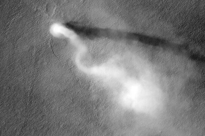 Xe tự hành của NASA ghi lại được cảnh 'quỷ bụi' khổng lồ di chuyển trên bề mặt Hỏa tinh