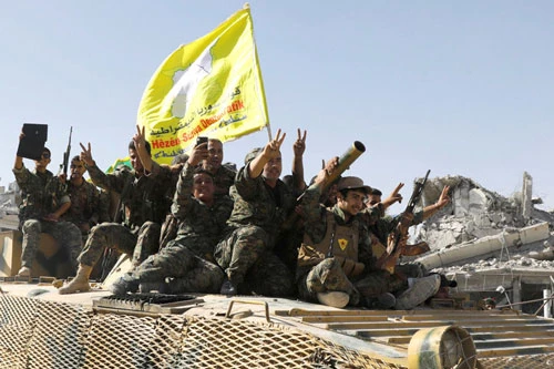 Các chiến binh của Lực lượng Dân chủ Syria (SDF) © Erik de Castro / Reuters