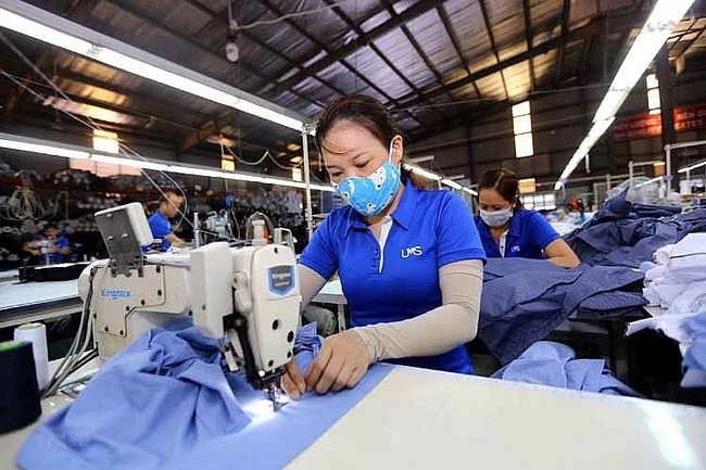 Công nhân ngành dệt may của Việt Nam đang gặp khó khăn do COVID-19. (Ảnh: Báo Đầu tư)