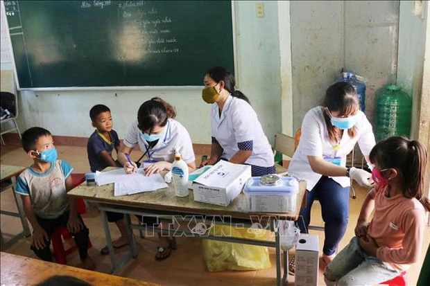 Khám sàng lọc và tiêm vaccine phòng bệnh bạch hầu cho trẻ trong khu dân cư có bệnh nhân mắc bạch hầu tại huyện Lắk. (Ảnh: TTXVN)