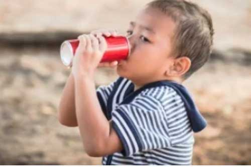 4 đồ uống dễ gây tổn thương gan - thận ở trẻ nhỏ, nhất là loại thứ 3