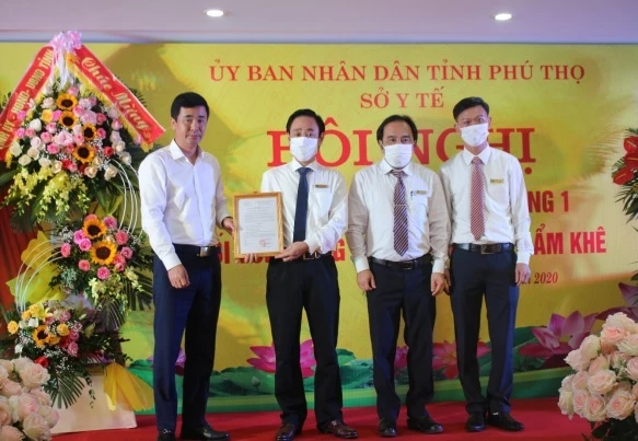  Ông Hồ Đại Dũng – Uỷ viên Ban thường vụ Tỉnh uỷ, Phó Chủ tịch UBND tỉnh đã trao Quyết định của Chủ tịch UBND tỉnh về việc nâng hạng 1 cho Trung tâm Y tế huyện Cẩm Khê.