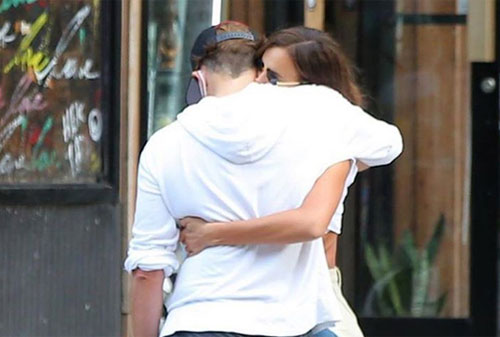 Irina Shayk và Bradley Cooper ôm nhau thân mật