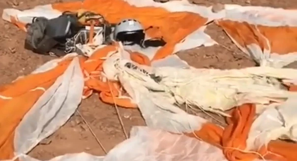 Phi công điều khiển tiêm kích MiG-29 phải nhảy dù sau khi máy bay của anh ta trúng tên lửa. Ảnh: Al Masdar News. Phi công điều khiển tiêm kích MiG-29 phải nhảy dù sau khi máy bay của anh ta trúng tên lửa. Ảnh: Al Masdar News.