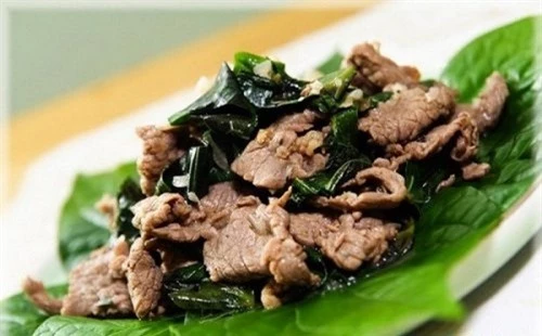 Giảm đau lưng, nhức mỏi với món ngon hàng ngày đơn giản, bổ dưỡng - Ảnh 3 Sự kết hợp giữa thịt bò và lá lốt tạo ra món ăn đơn giản mà giàu dinh dưỡng