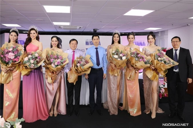 Ban tổ chức Hoa hậu Việt Nam cùng các người đẹp chụp hình cùng đại diện thương hiệu.