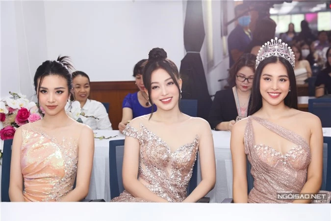 Top 3 Hoa hậu Việt Nam 2018 luôn gắn bó thân thiết.